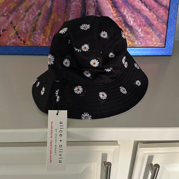 Alice + Olivia black reversible bucket hat with tags - Picture 3 of 5